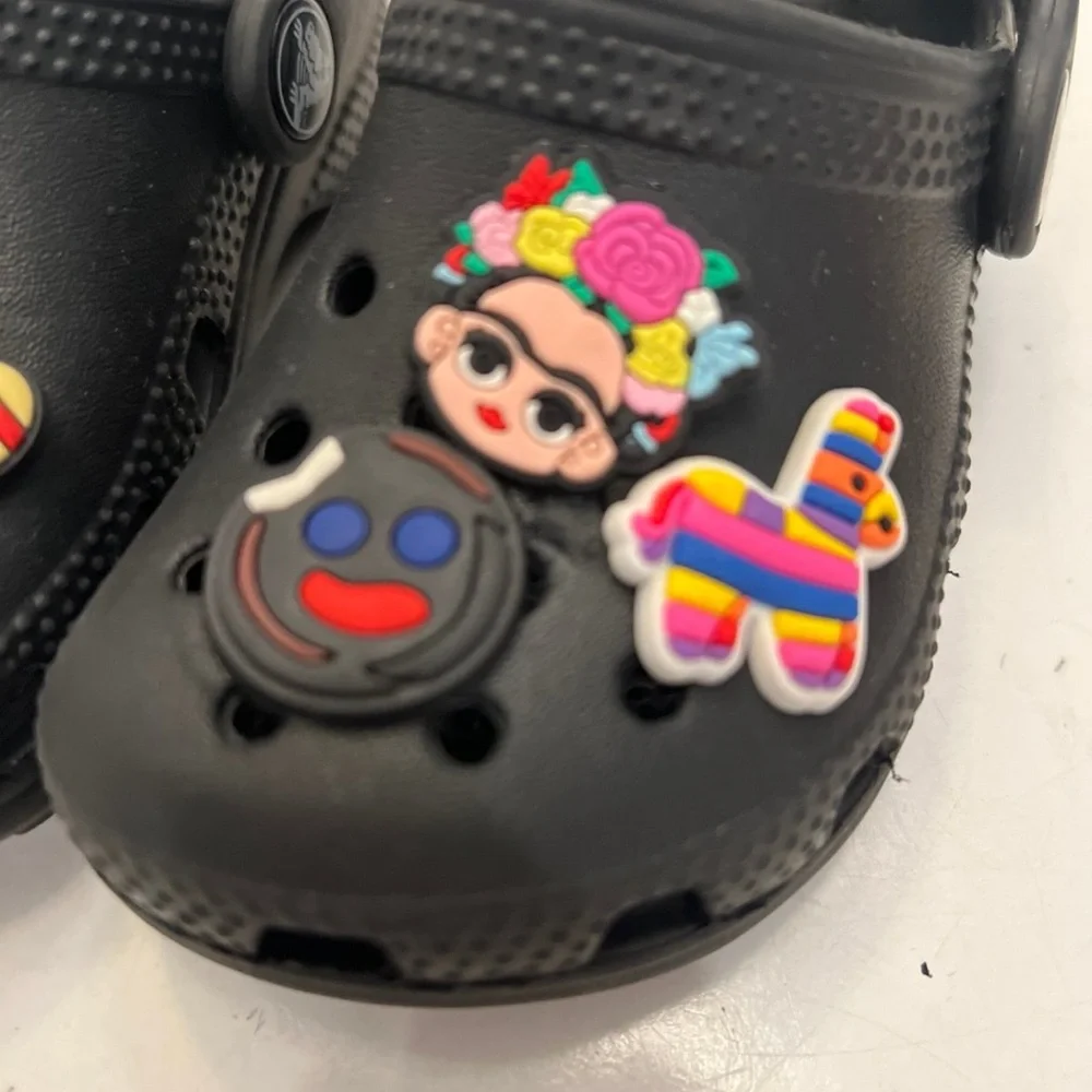 Crocs Boys/girls black classic clogs with 6 charms